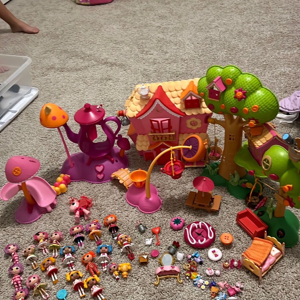 Lot of Lalaloopsy Dolls, treehouse, etc